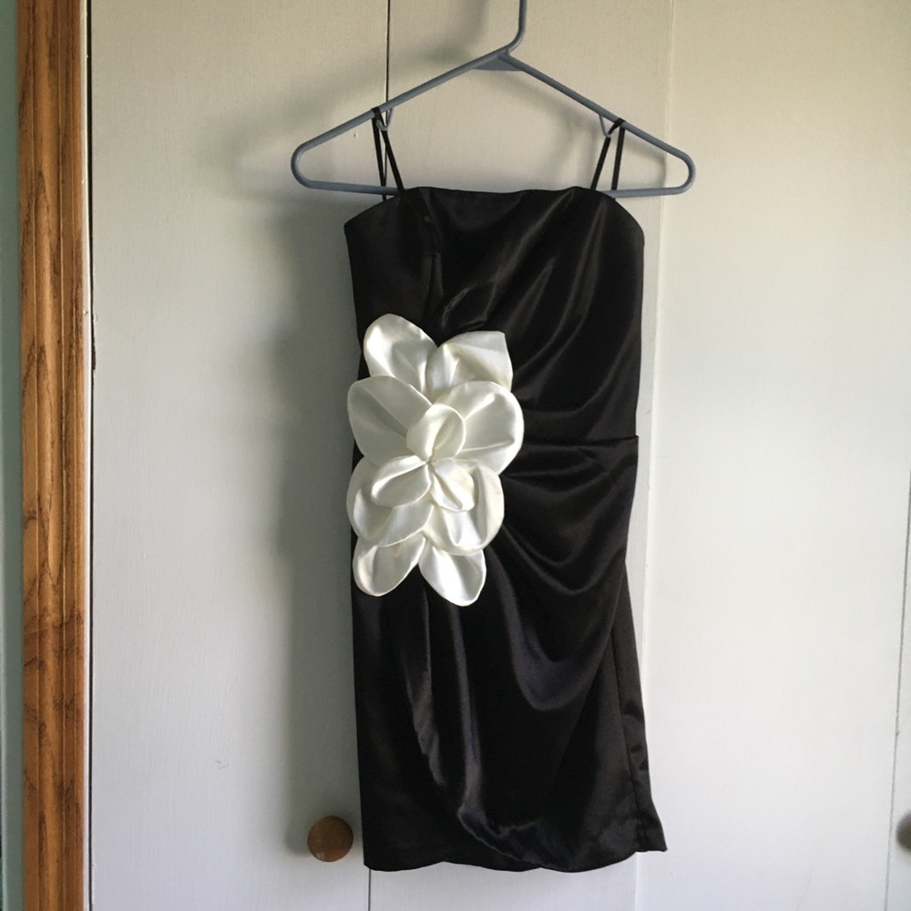 Elegant Strapless Formal Dress, Black and White